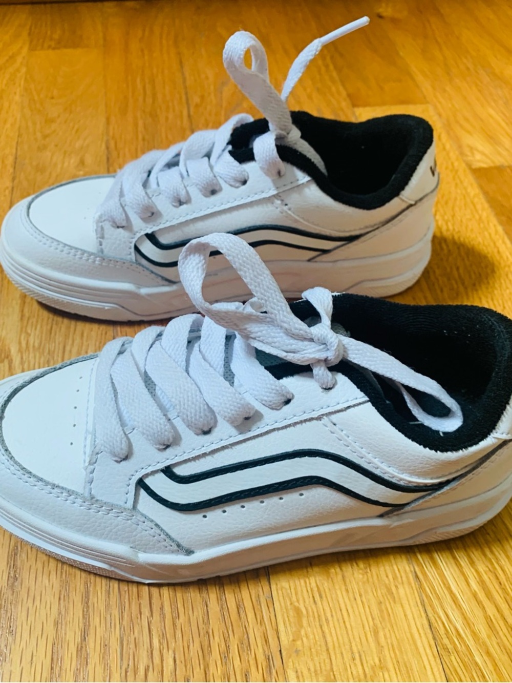 Vans Little Kids Hylane Shoe Size 1 US, Like New White Leather Sneakers w Black